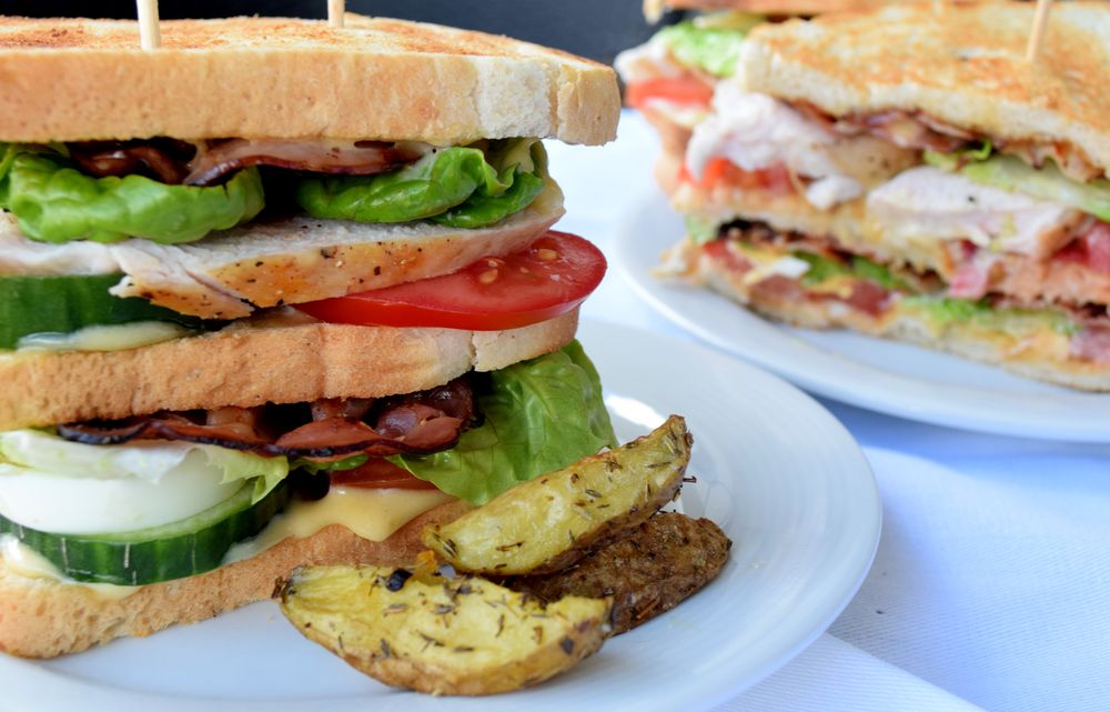 Club sandwich s domácí majonézou a mini brambůrky