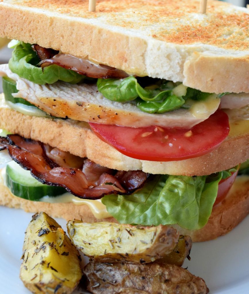 Club sandwich s domácí majonézou a mini brambůrky