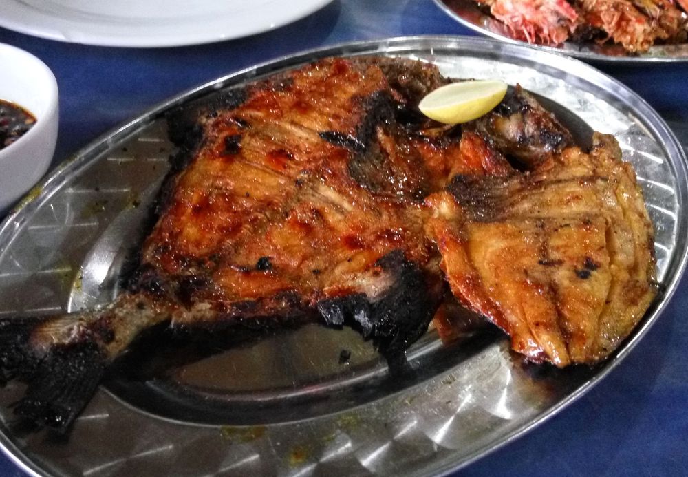 Ikan bakar - grilovaná ryba v rybím warungu