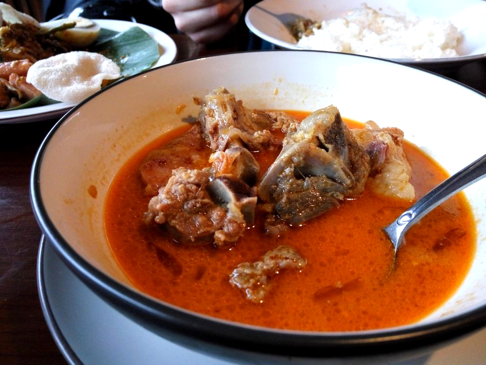 Soto kambing - kozí polévka s kokosovým mlékem a vnitřnostmi