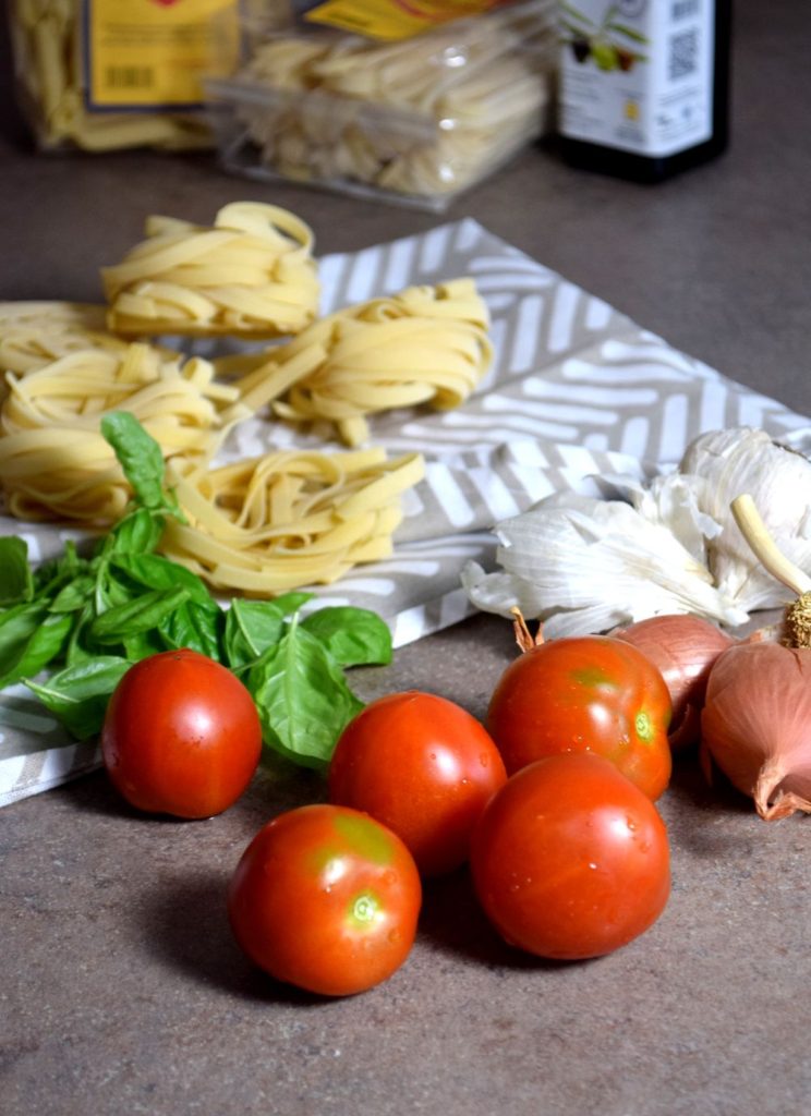 Italské těstoviny s čerstvými rajčaty a bazalkou