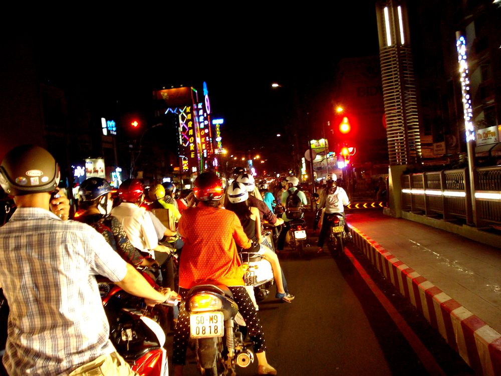Noční doprava v Ho Chi Minh City zvaném po staru Saigon